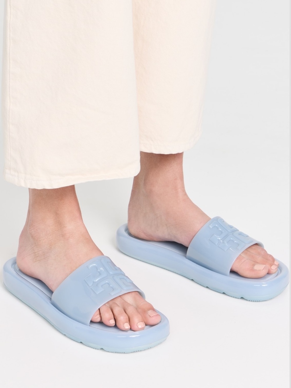 Tory Burch
Bubble Jelly Sandals Color: Dew Blue $ 188 women size 7 preowned